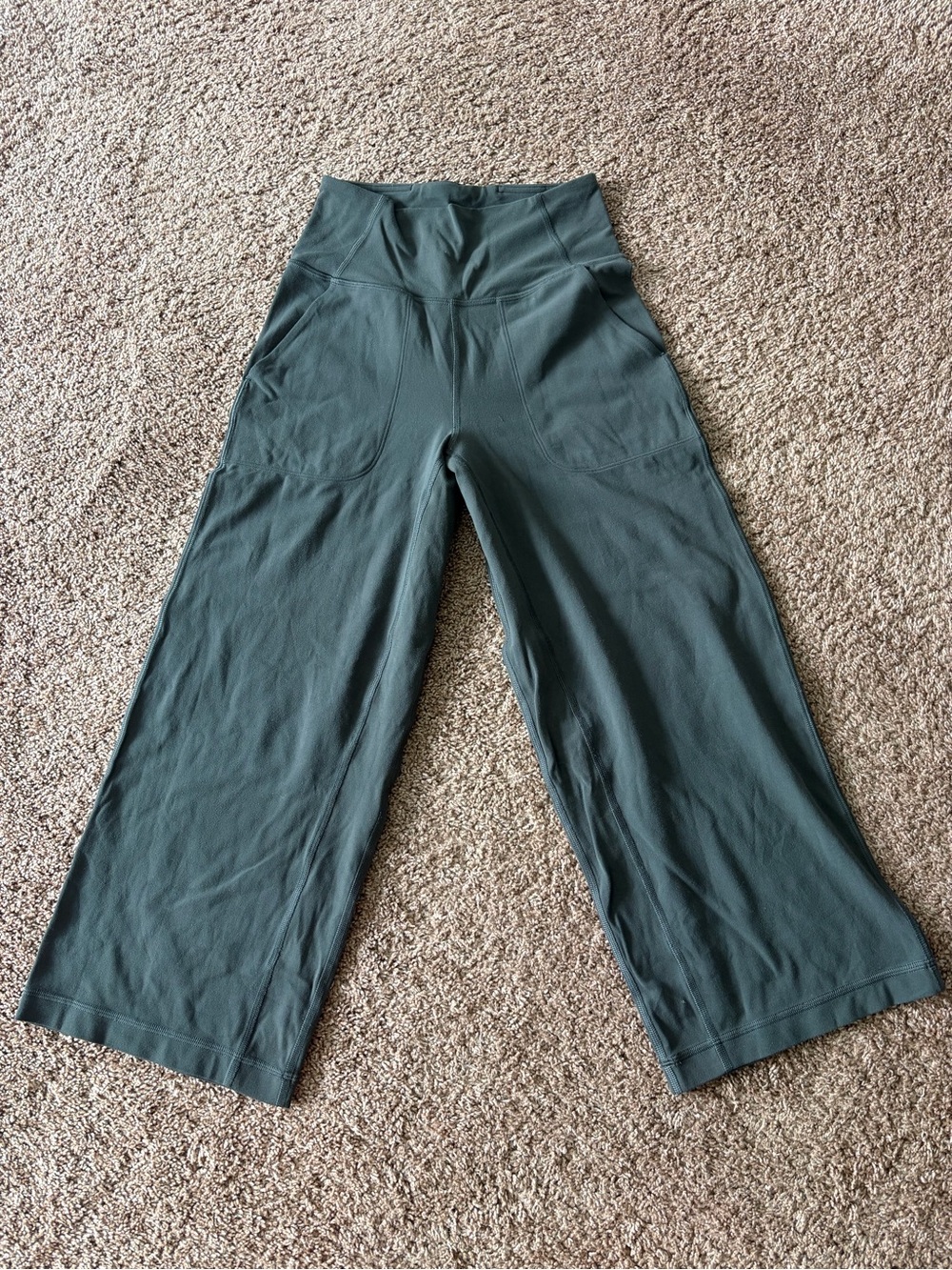 Lululemon High-Waist Wide-Leg crop size 4 gray
